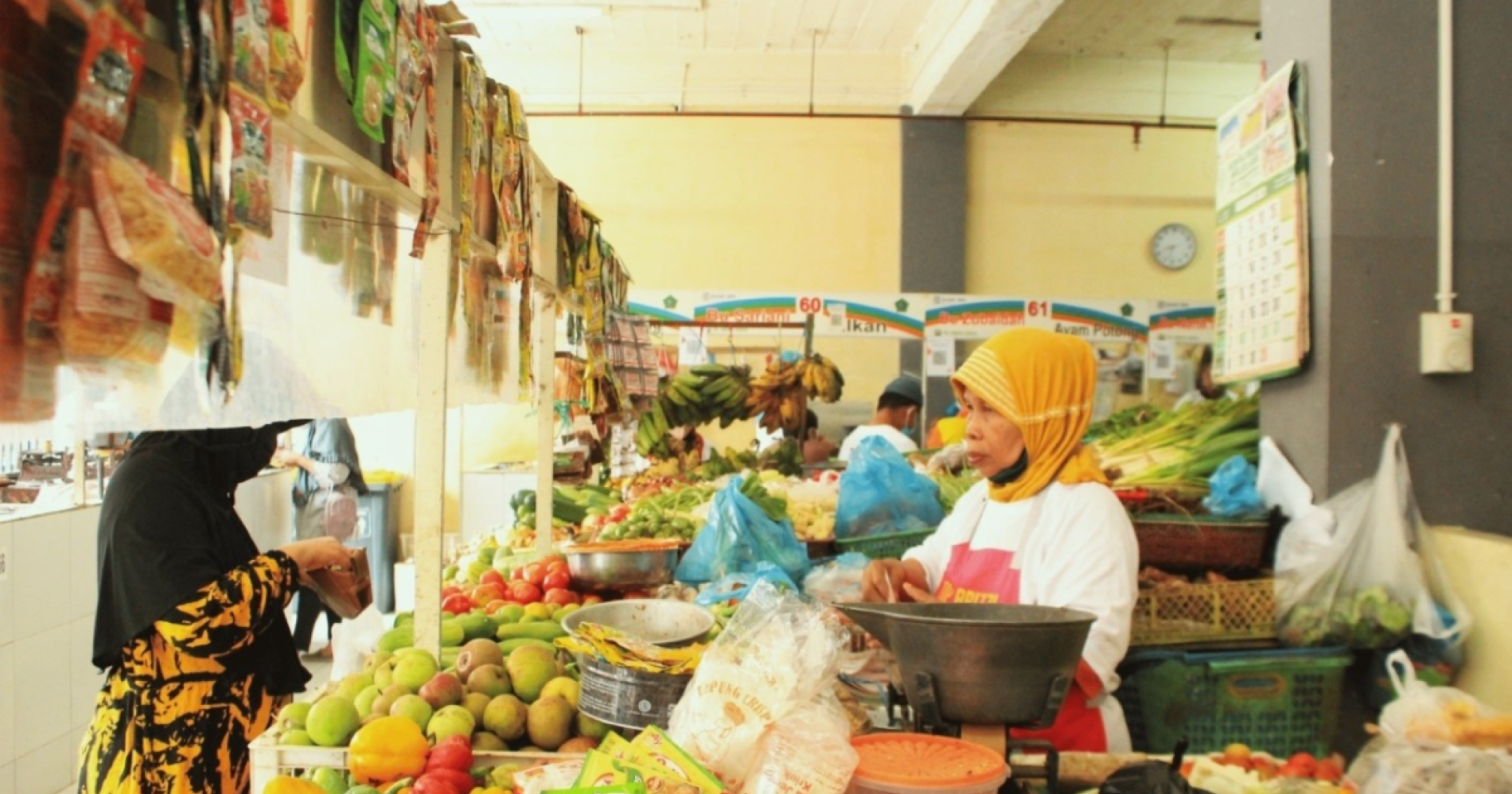 Ilustrasi belanja di pasar tradisional (sumber : Hasil Foto Pribadi)