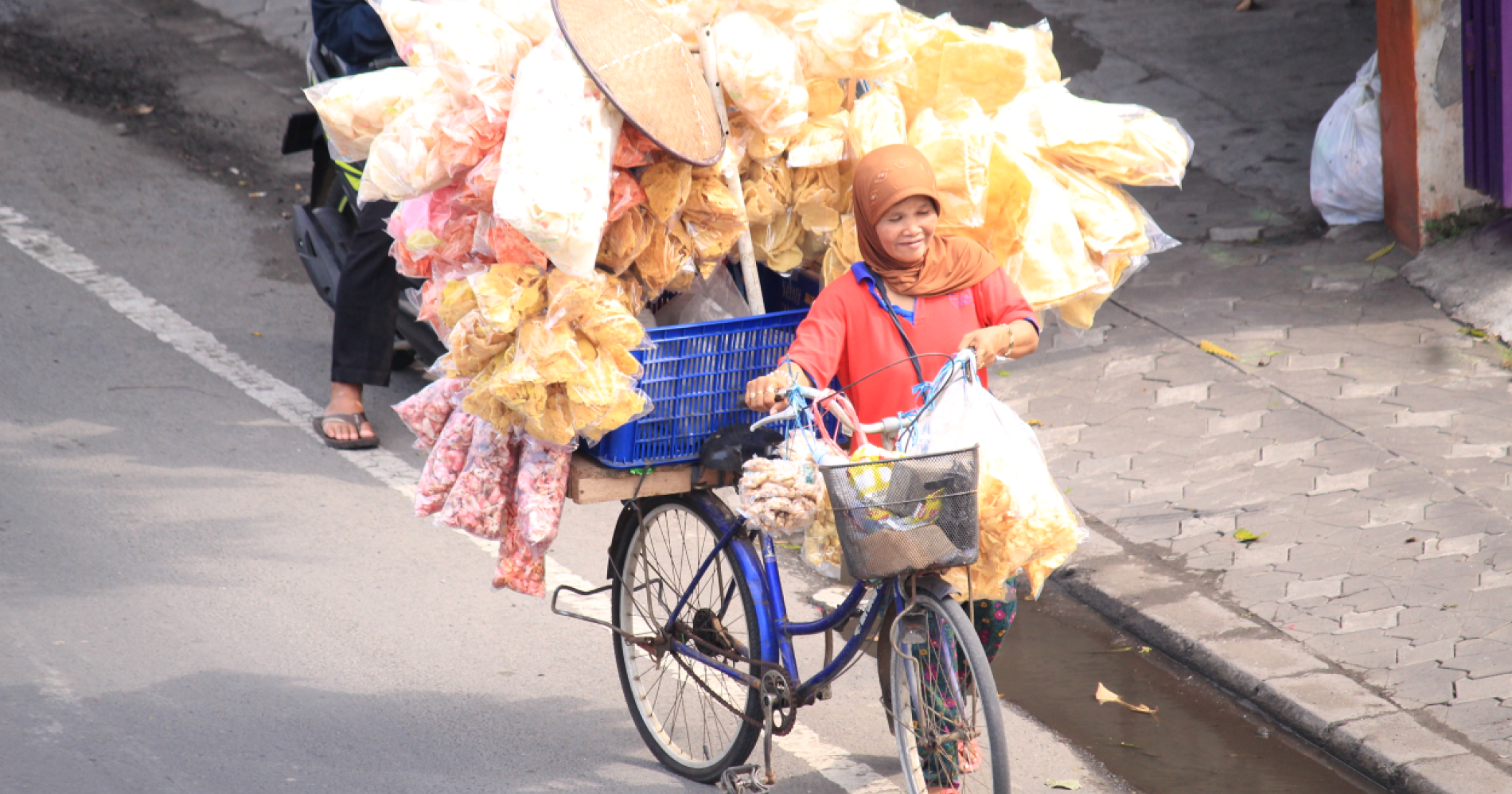 Seorang pelaku UMKM kerupuk menjual dagangannya yang terbungkus plastik (Sumber : Foto Pribadi)