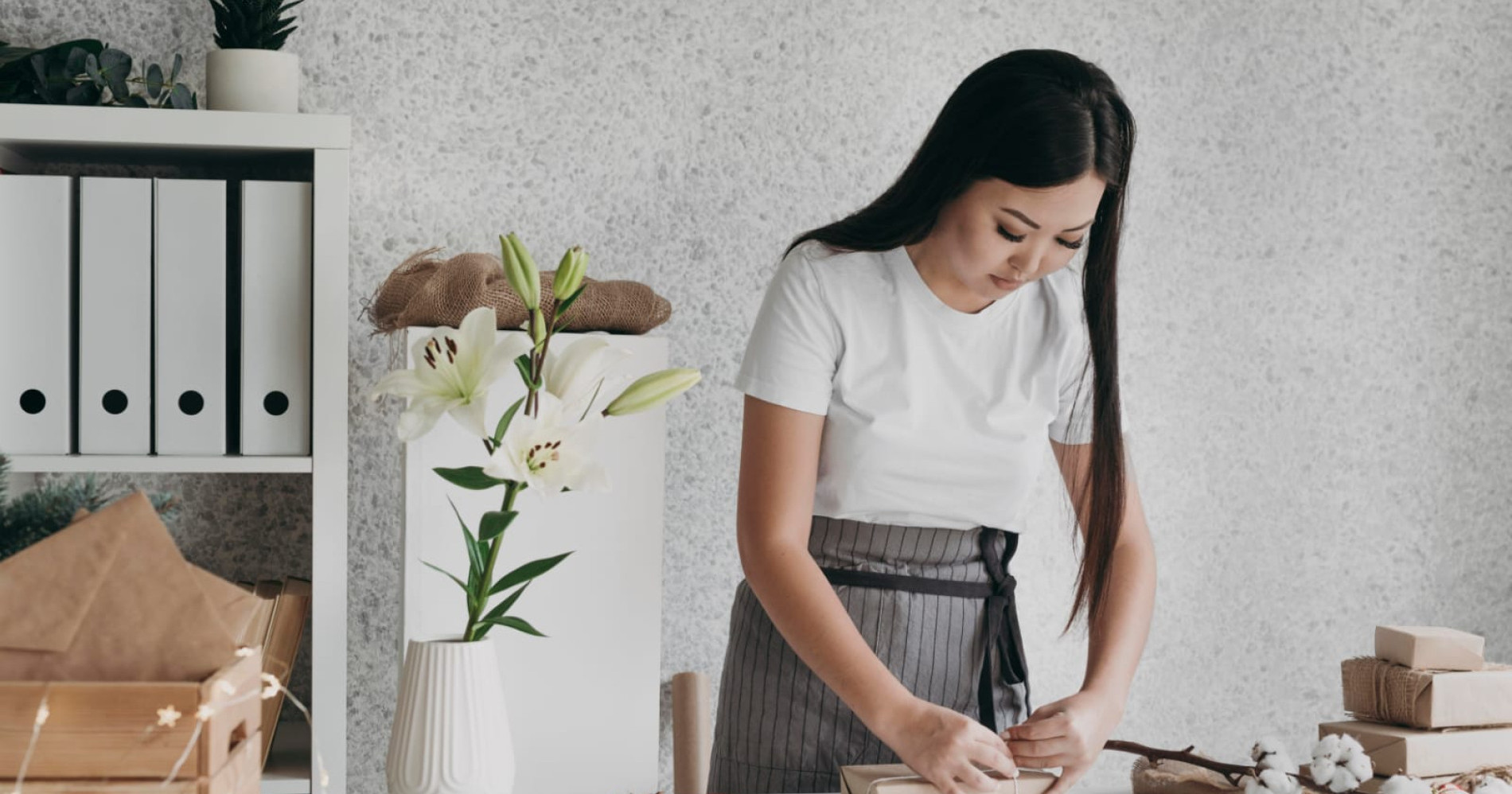 Ilustrasi orang sedang menjalankan bisnis merangkai bunga (Foto Freepik.con)