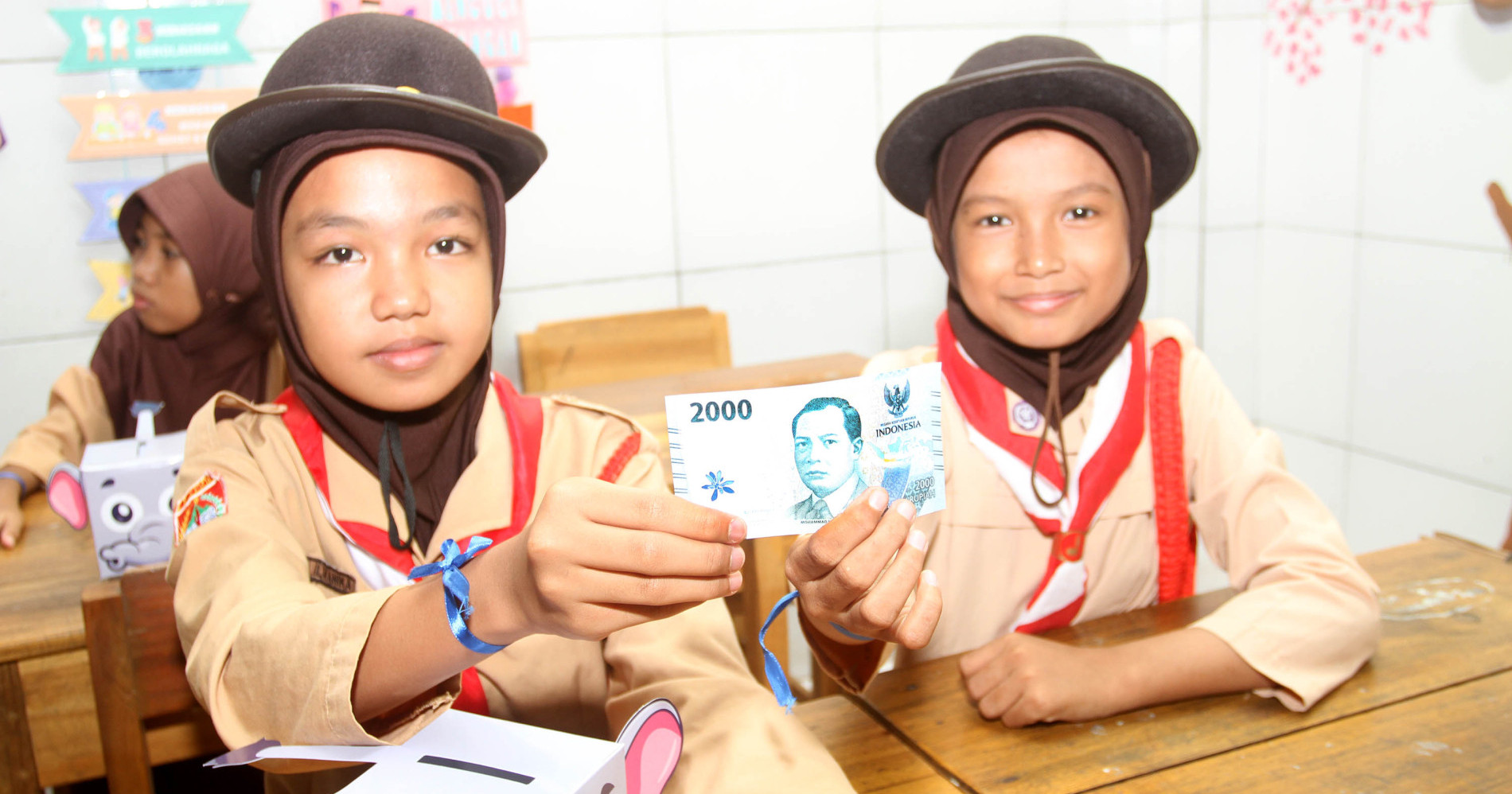 Kegiatan menabung perlu dibiasakan sejak usia dini. Sumber: Bisnis Indonesia