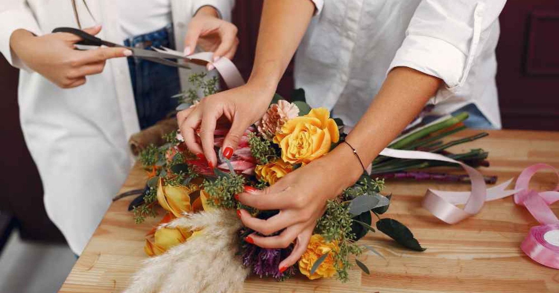 Ilustrasi perempuan sedang membangun bisnis merangkai bunga (Foto Freepik.com)