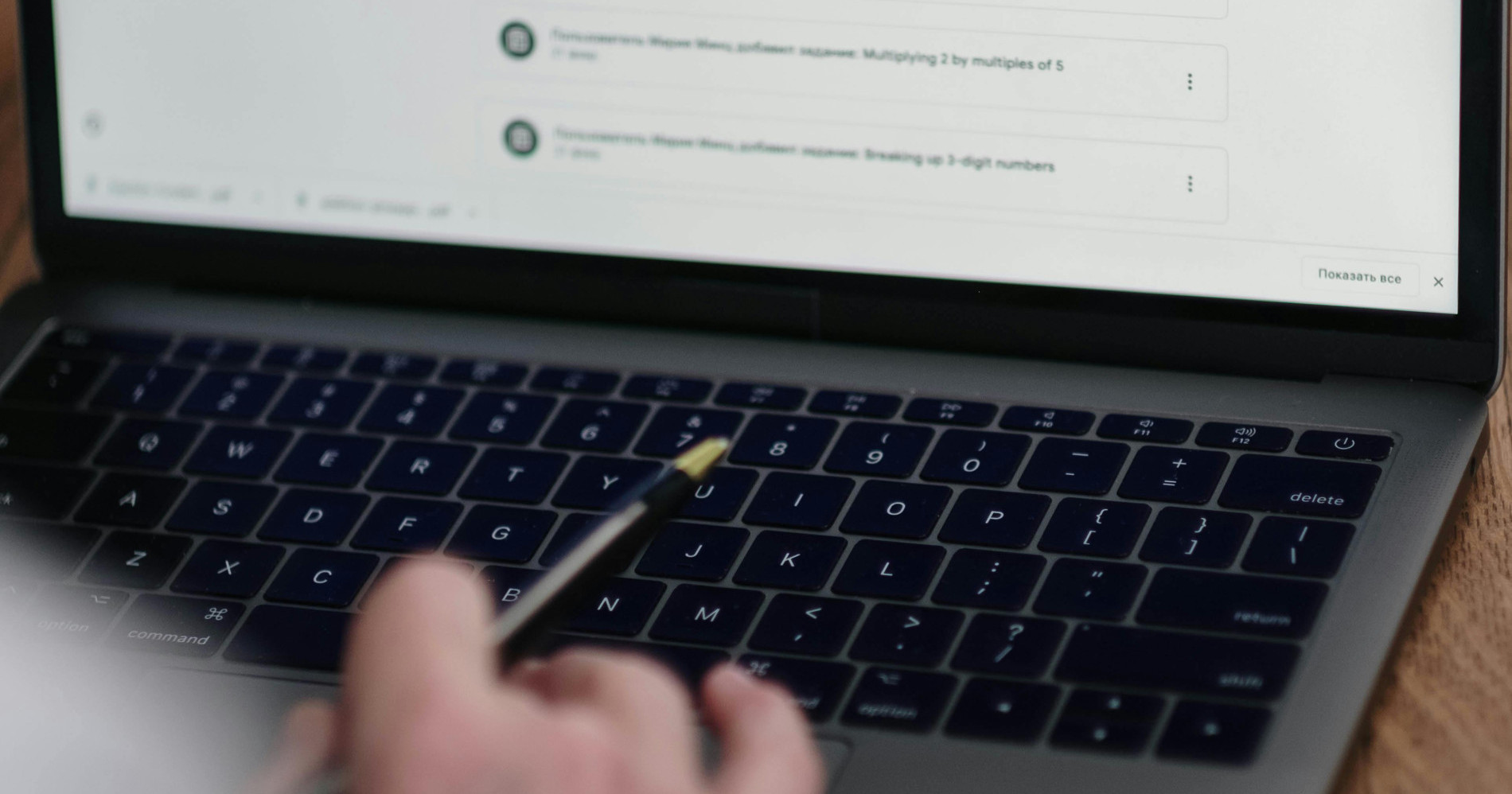 Menulis Online (Sumber gambar : https://www.pexels.com/photo/person-using-laptop-in-close-up-photography-7013241/)