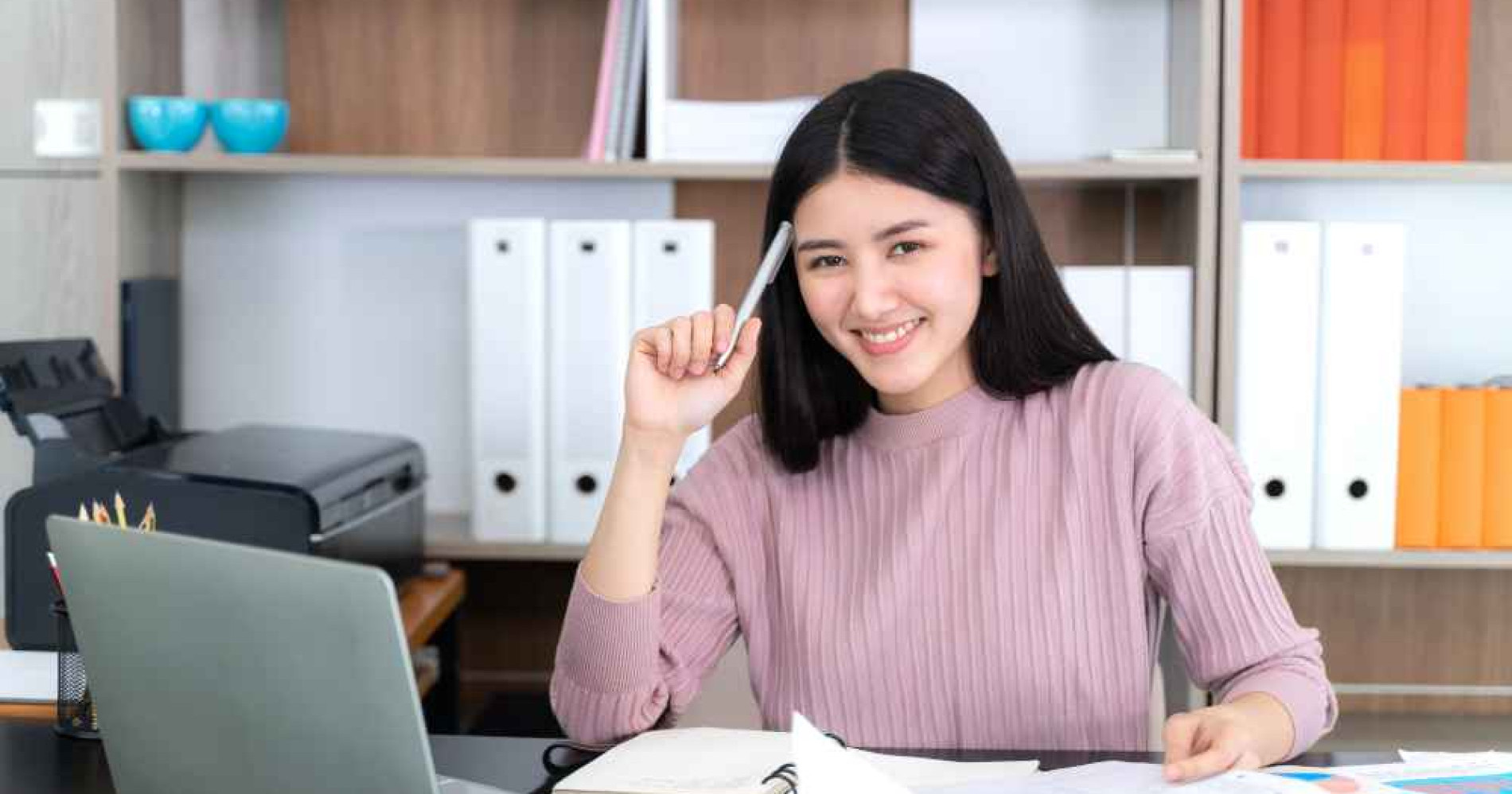 Ilustrasi perempuan sedang mengatur keuangannya (Foto Freepik.com)