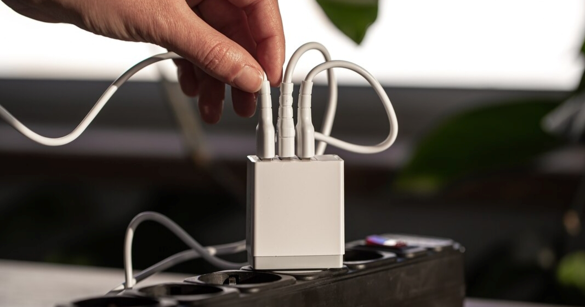 ilustrasi kegiatan hemat energi dengan cabut colokan listrik (sumber : freepik)