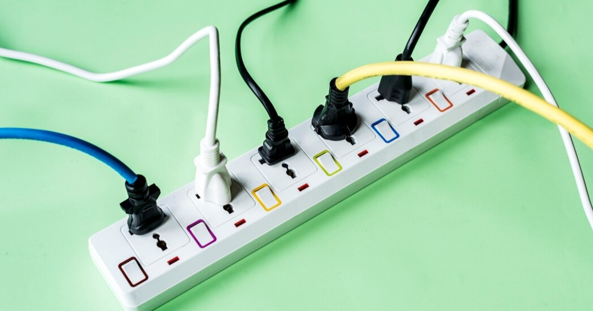 ilustrasi kabel yang masih mencolok di terminal (sumber : freepik)