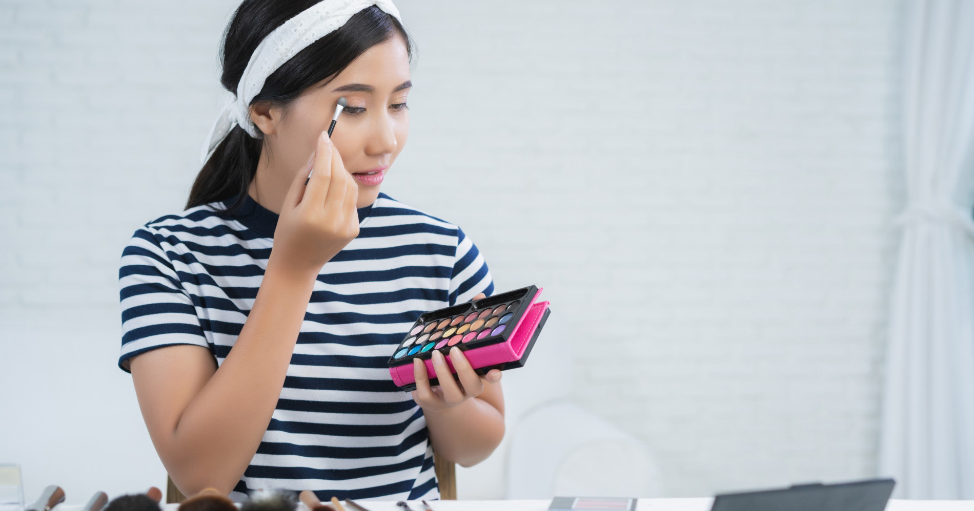 Make up mata untuk kesan perempuan pede [Freepik]