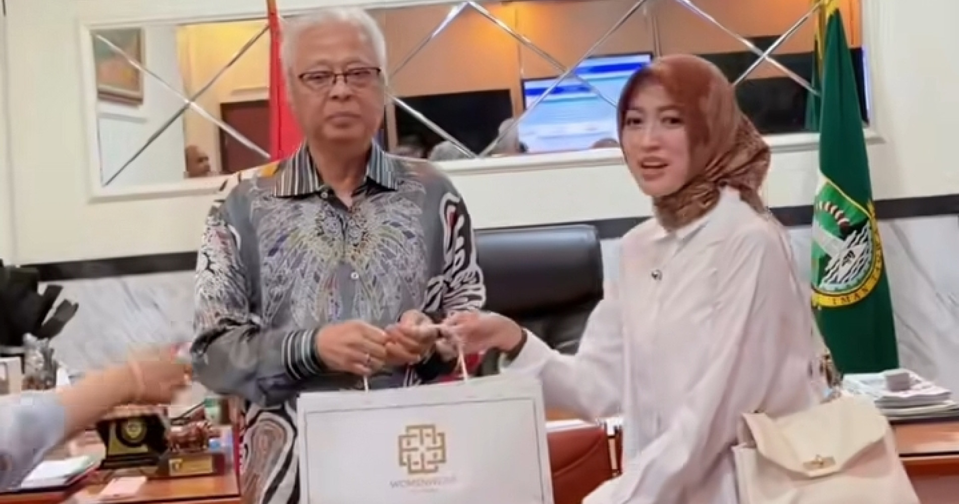 Womenwear dengan PM Malaysia foto dari instagram @malvikaamaliah