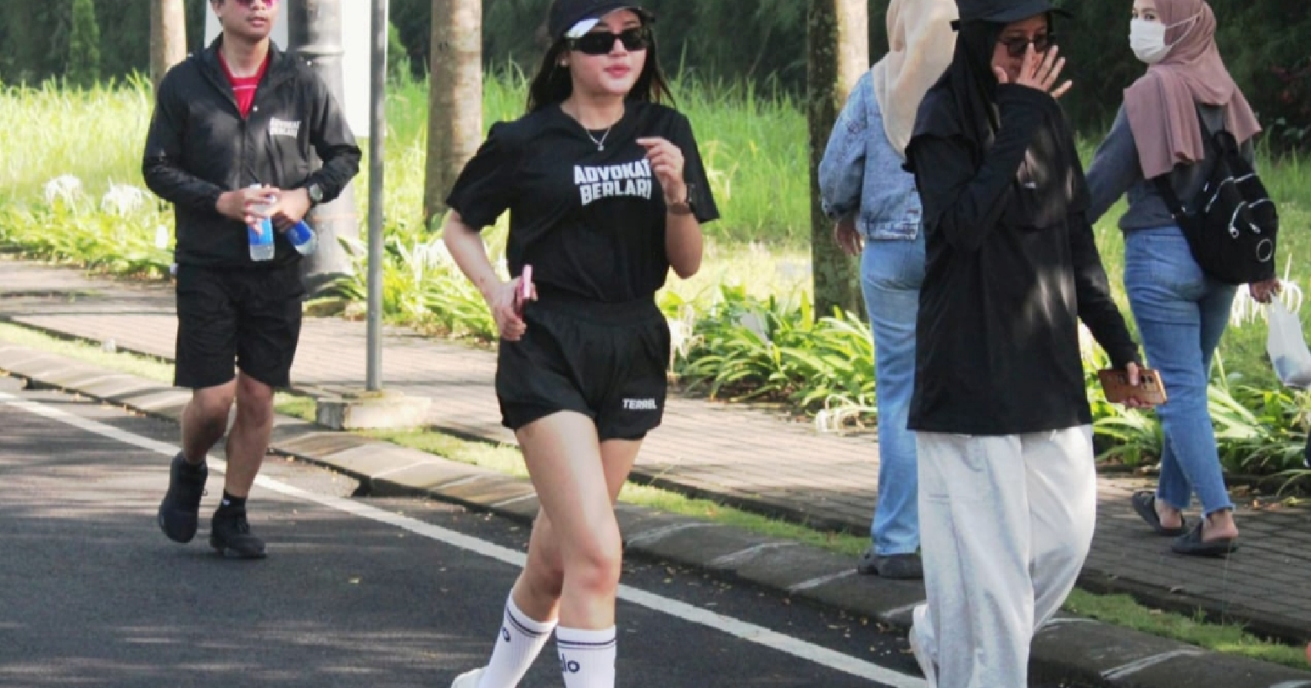 Masyarakat memanfaatkan jogging track di tengah kota (sumber : foto pribadi)