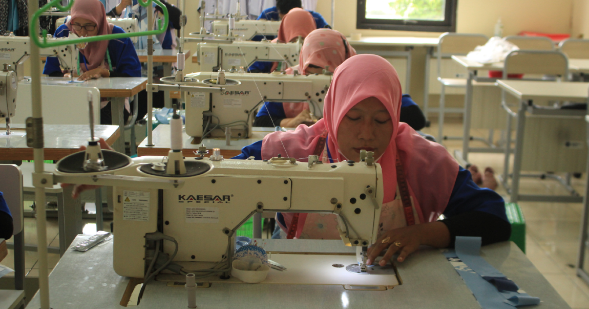 buruh konveksi tengah merampungkan pesanan (sumber : foto pribadi)