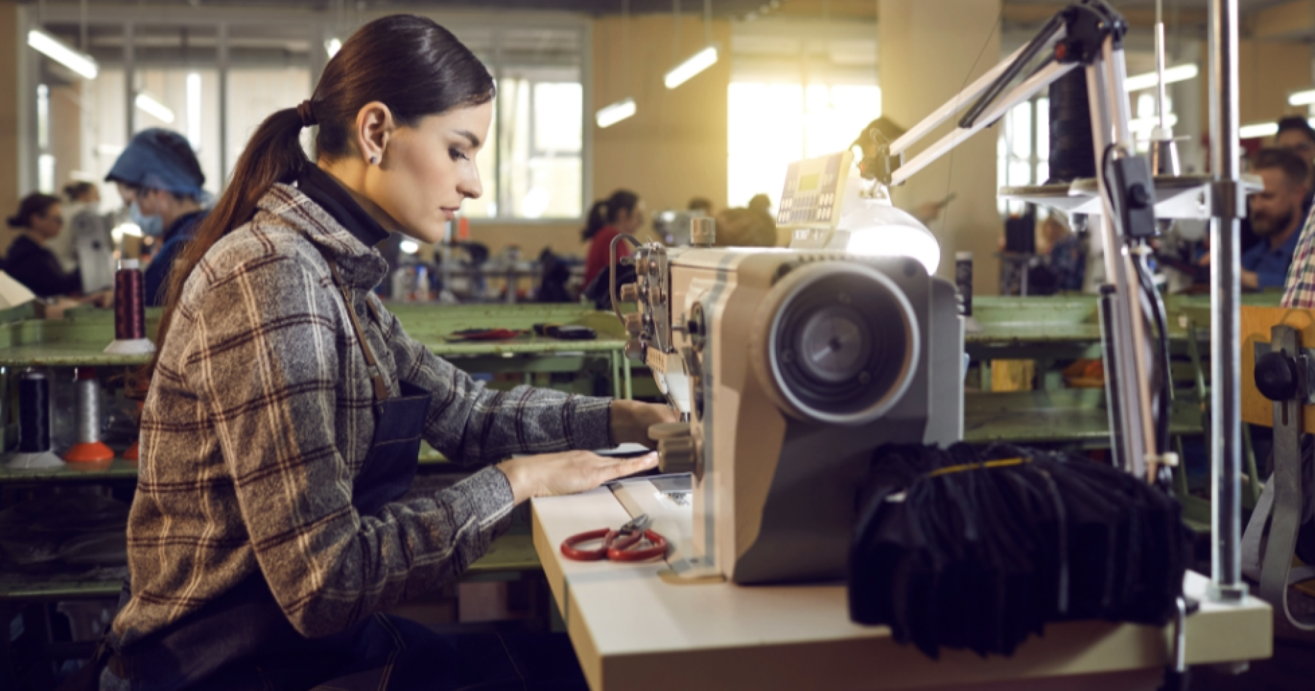 Dampak Tersembunyi Industri Fashion: 7 Cara Peduli Kesejahteraan Buruh Kain dan Lingkungan. Sumber Gambar Adobe Express