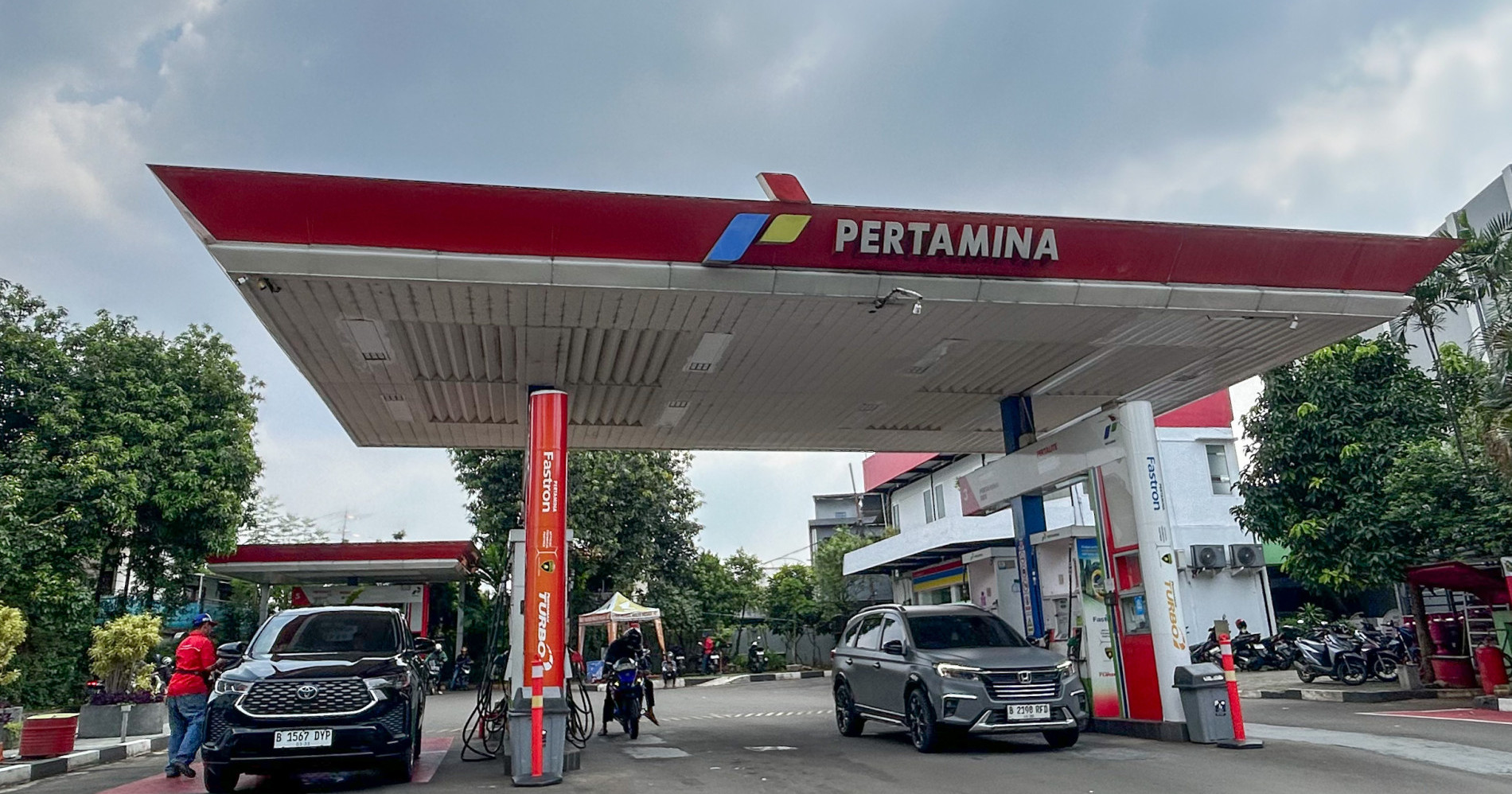 Pengisian bahan bakar minyak di salah satu SPBU. Sumber: Bisnis Indonesia