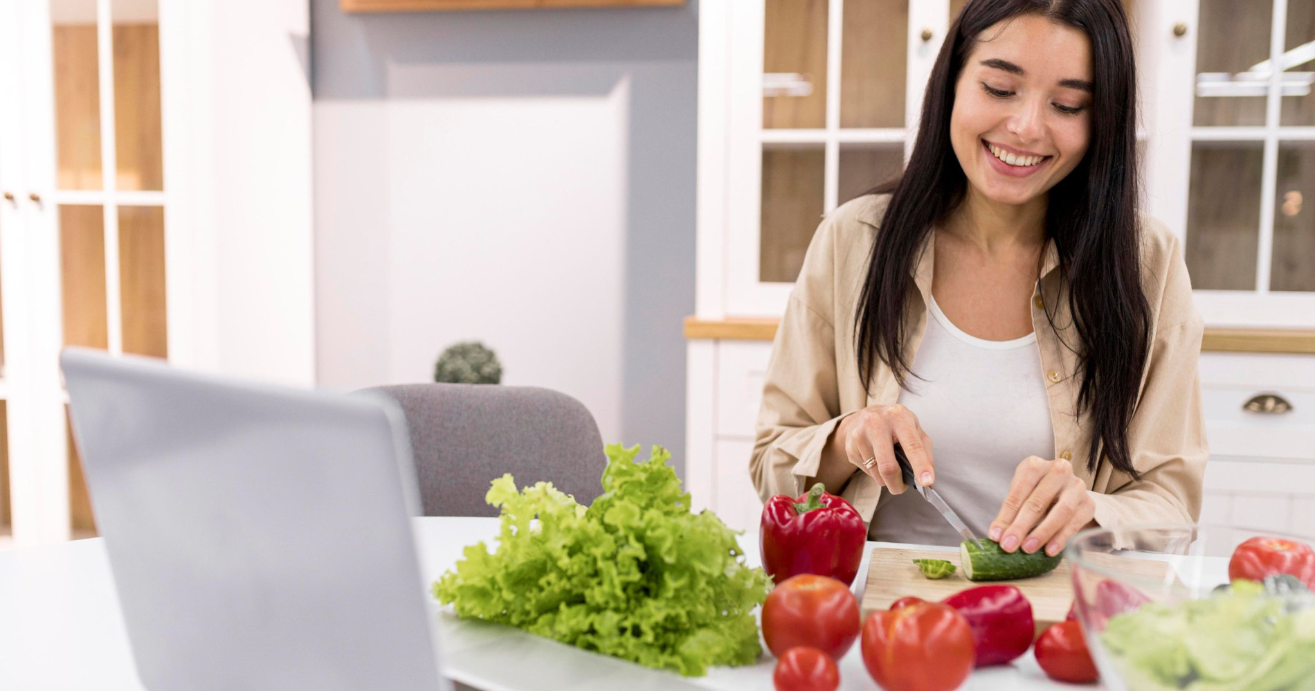 Ilustrasi sedang memulai bisnis healthy food (Foto Freepik.com)