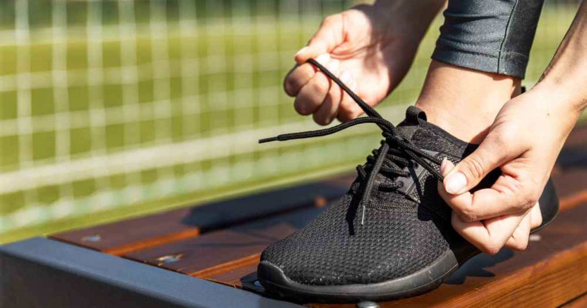 Ilustrasi sedang menggunakan sepatu olahraga (Foto Freepik.com)