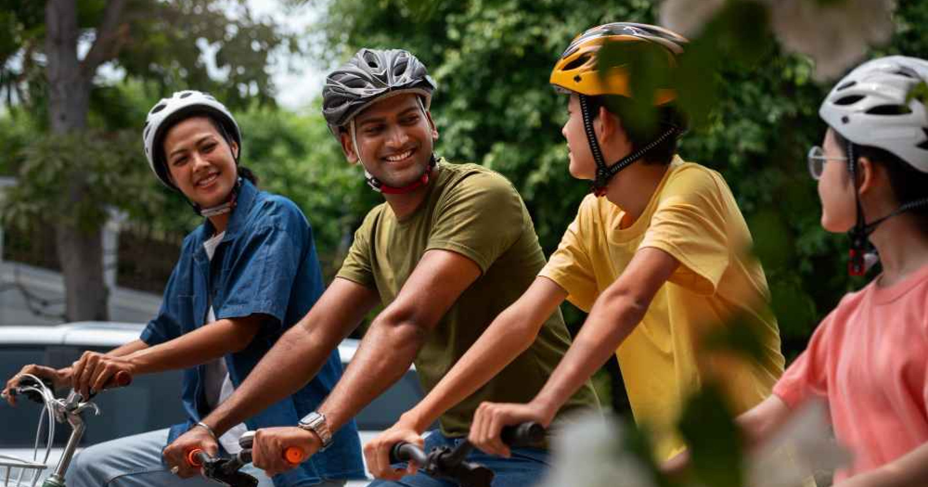 Ilustrasi orang mengikuti car free day dengan bersepeda (Foto Freepik.com)