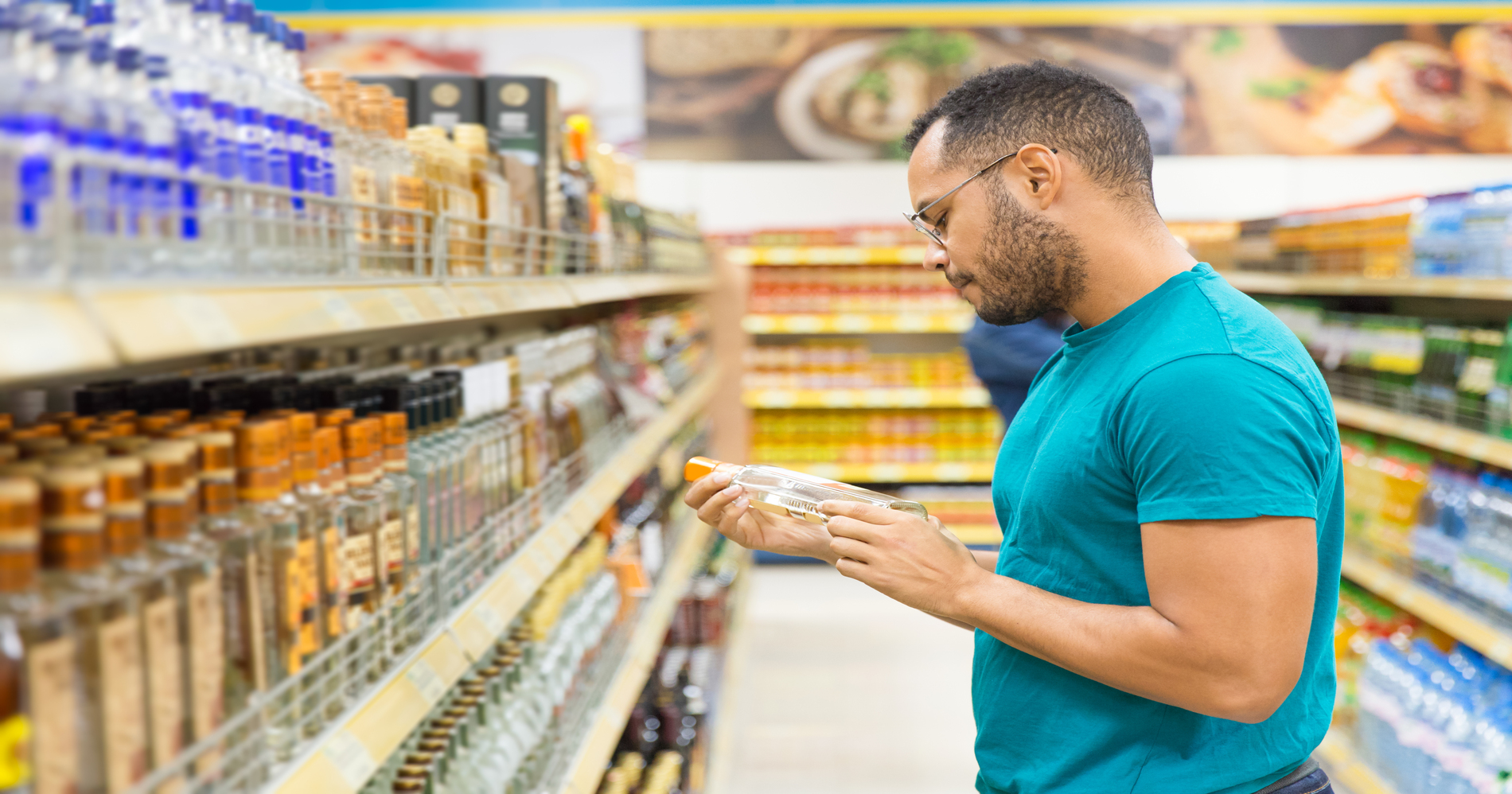 Memilih minuman di supermarket (Sumber: Freepik)