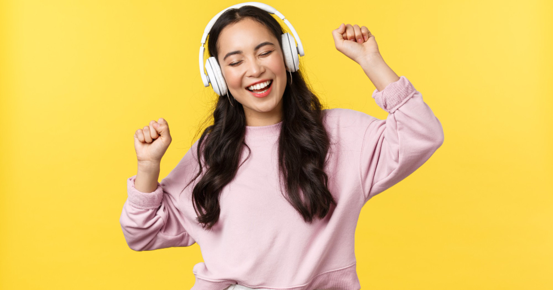 Ilustrasi orang sedang mendengarkan musik (Foto Freepik.com)