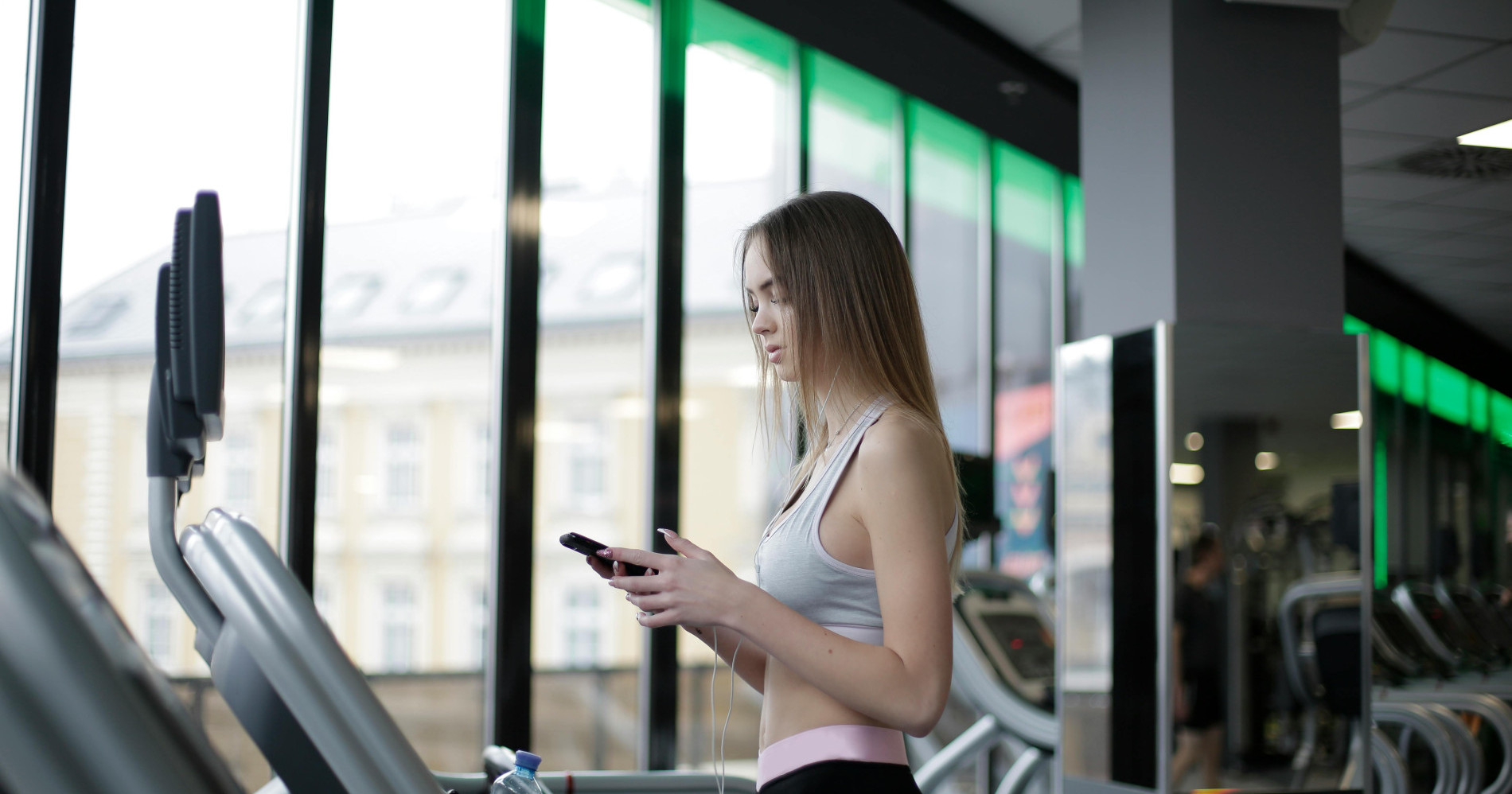 Mendengarkan musik sambil cardio (Sumber gambar: Pexels)