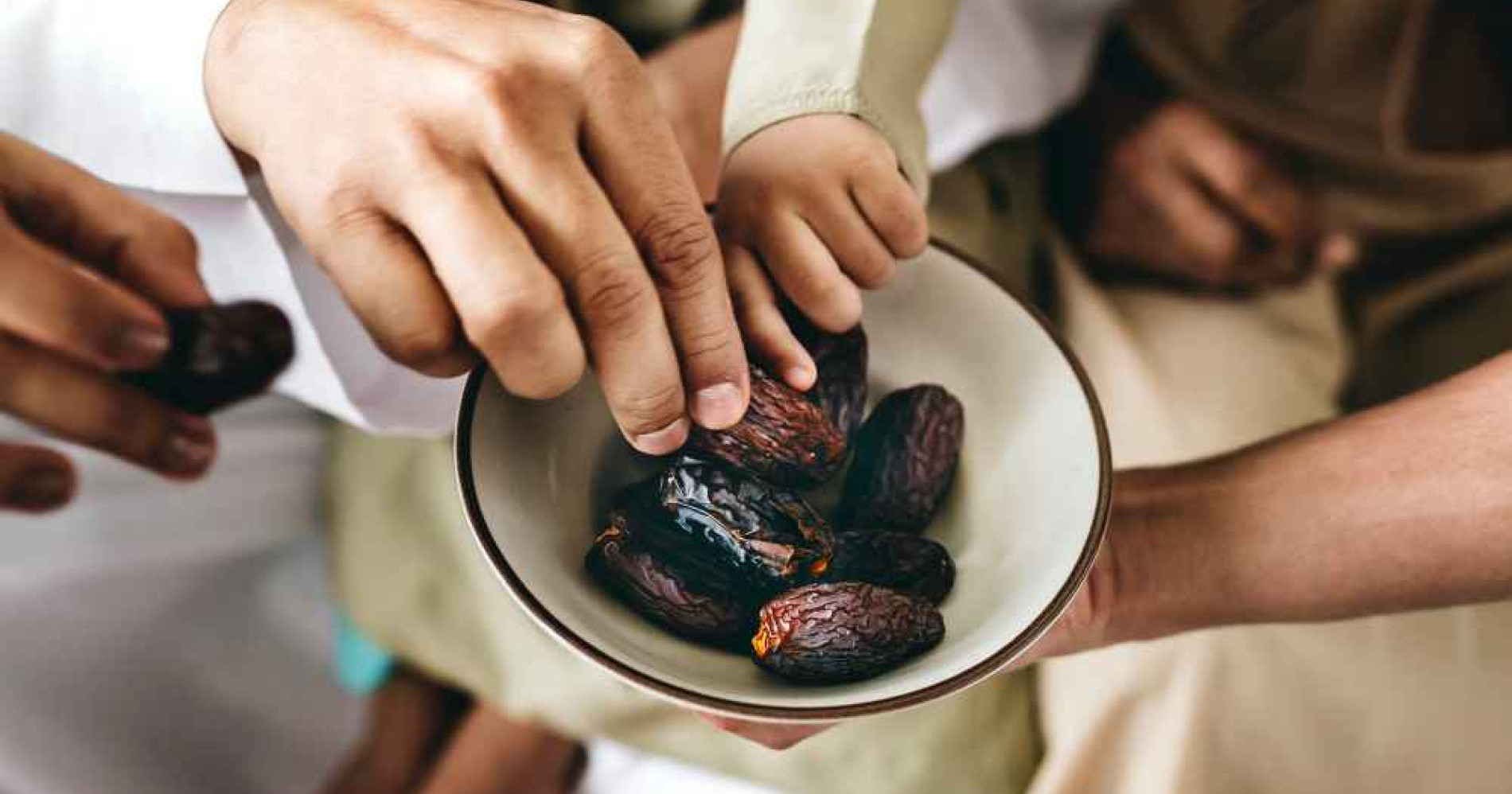 Ilustrasi orang sedang berbuka puasa dengan buah kurma (Foto Freepik.com)