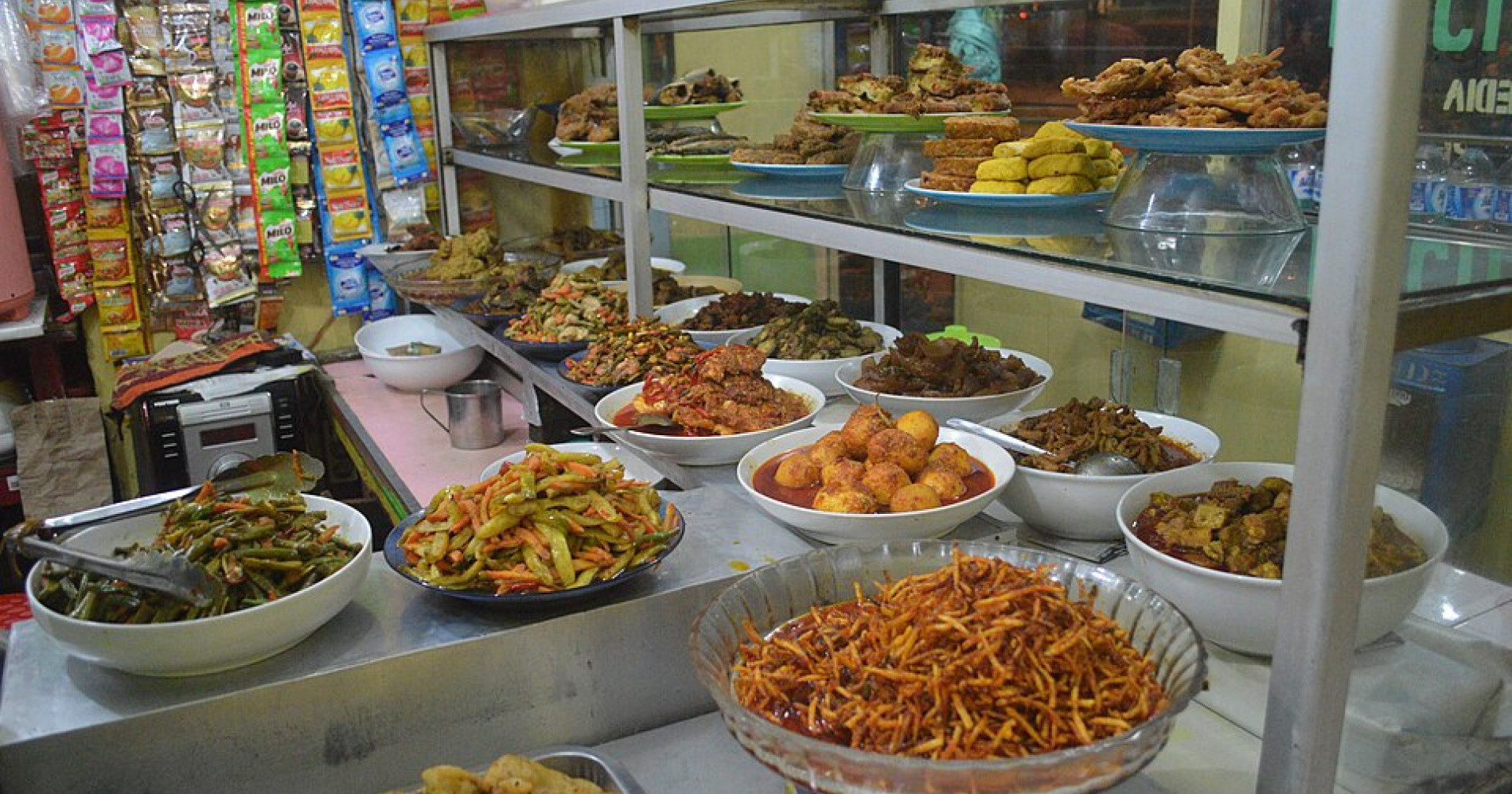 Ilustrasi makanan yang ada di warteg (Foto Wikimedia Commons)