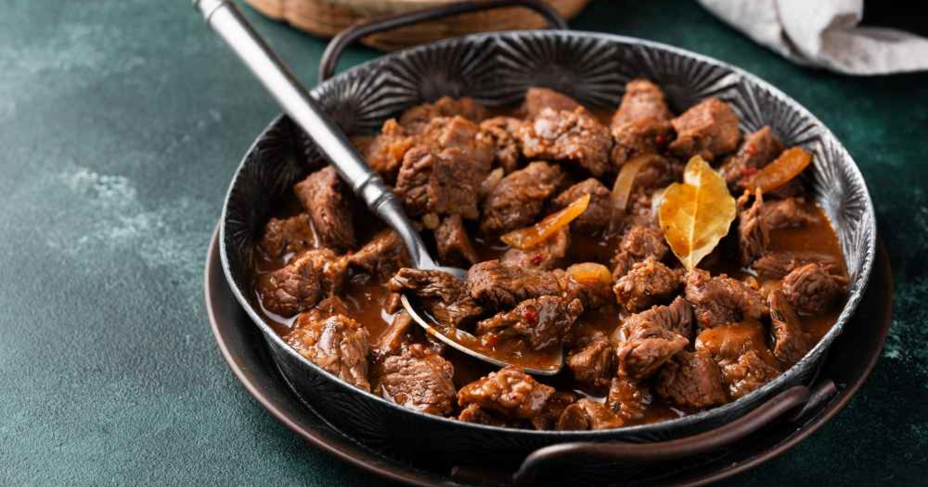 Ilustrasi mengelola daging kurban jadi makanan sehat (Foto Freepik.com)