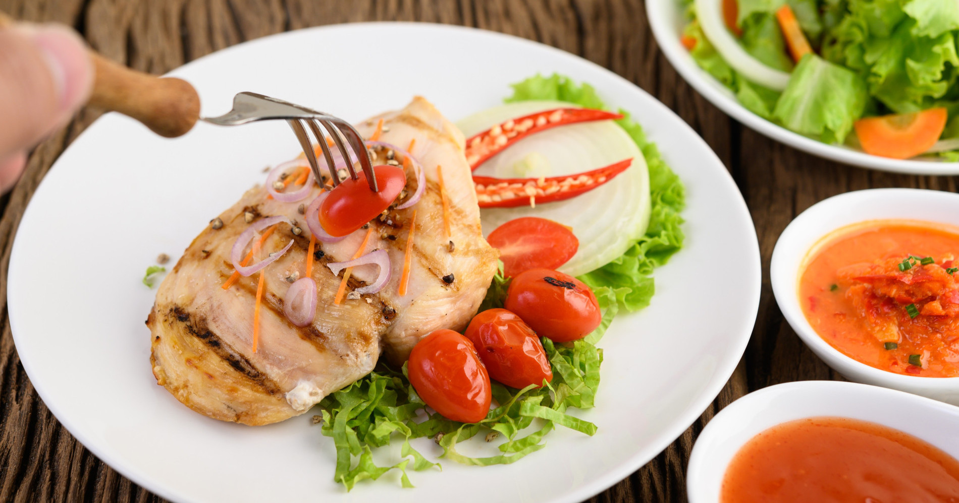 Ada cara menurunkan kalori yang lebih sehat, termasuk timing makan [Freepik]