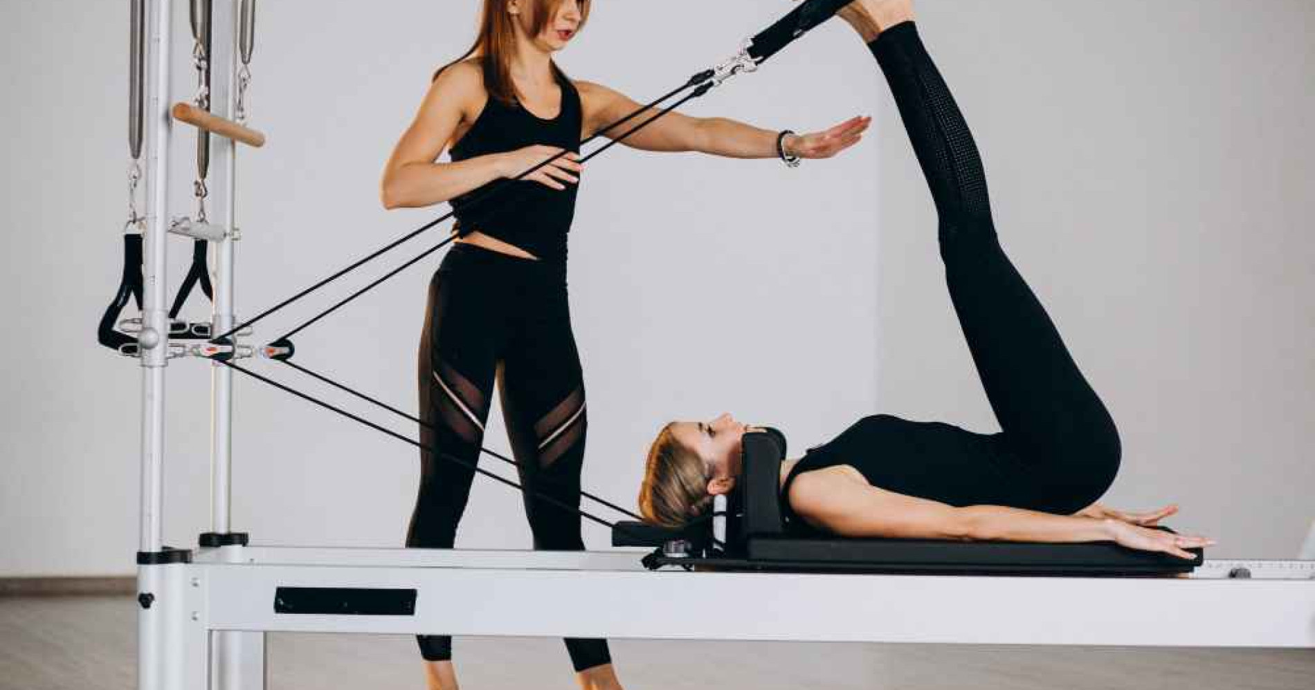Ilustrasi orang sedang melakukan olahraga Pilates (Foto Freepik.com)
