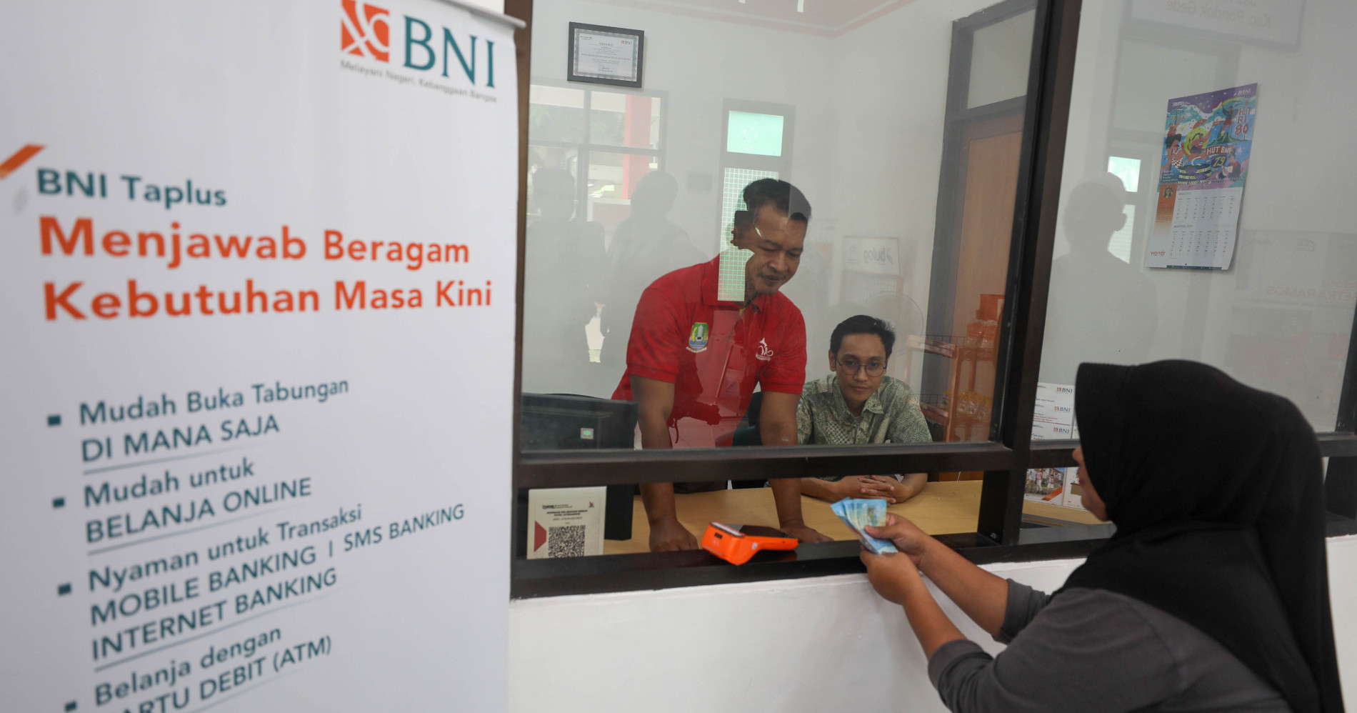Salah satu transaksi di BNI Agen46. Sumber: Bisnis Indonesia