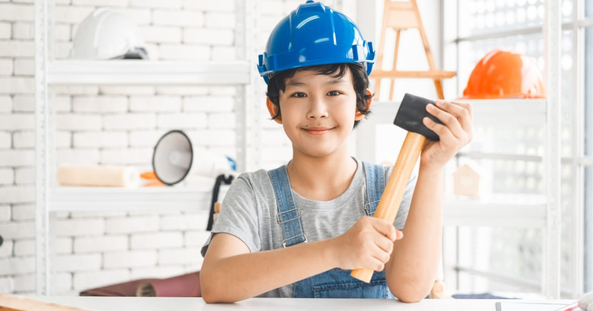Panduan K3LH: 3 Cara Mudah Mengenalkan Keselamatan Kerja pada Anak Sejak Dini. Sumber Gambar Adobe Express