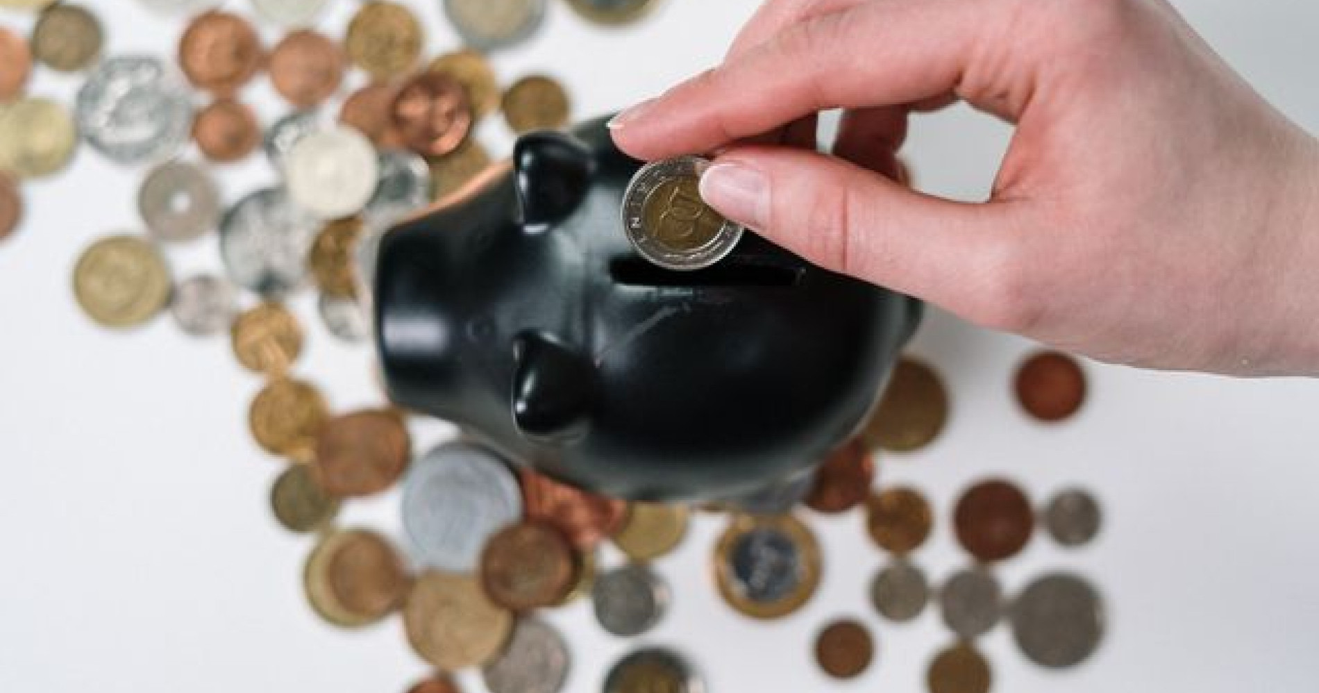 Menabung Uang Koin (Sumber: https://www.pexels.com/photo/person-putting-coin-in-a-piggy-bank-3943714/ )