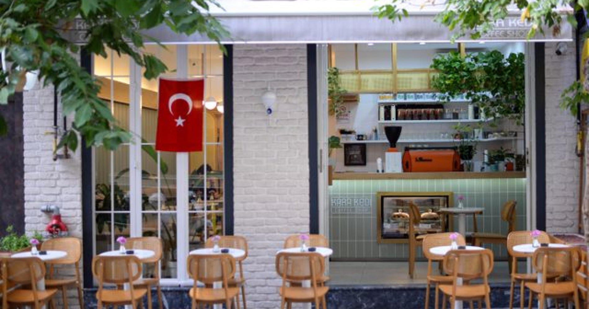 Coffeshop untuk nongkrong anak muda (Sumber: https://www.pexels.com/photo/chairs-and-tables-in-front-of-a-restaurant-18995450/)