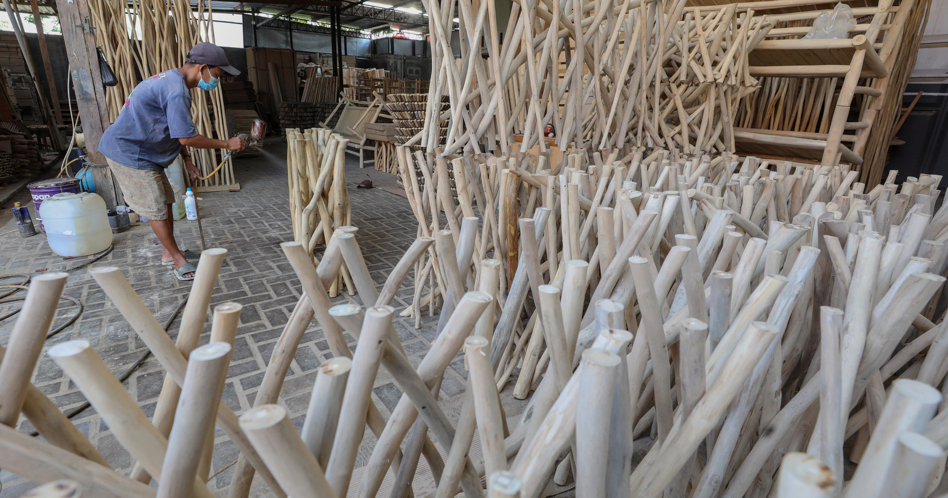 Pekerja menyelesaikan pembuatan furniture. Sumber: Bisnis Indonesia