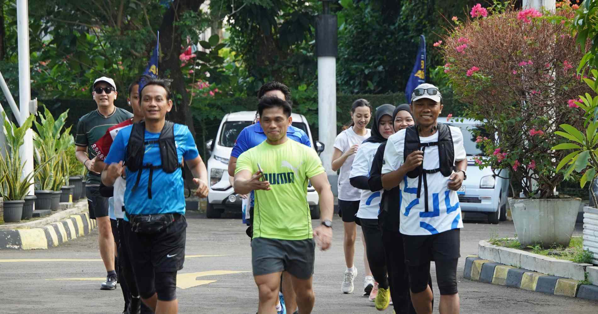 Be-emers dipandu oleh coach Irfan FitHub dan BIG Runners berlari dari Wisma Bisnis Indonesia ke CFD Sudirman dan kembali lagi ke Wisma Bisnis Indonesia - Foto: Olga/Bisnis.com