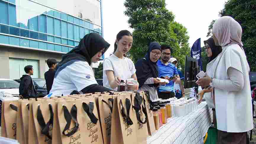 Peserta Mengambil Refreshment dari Supporting Brand (Olga/Bisniscom)