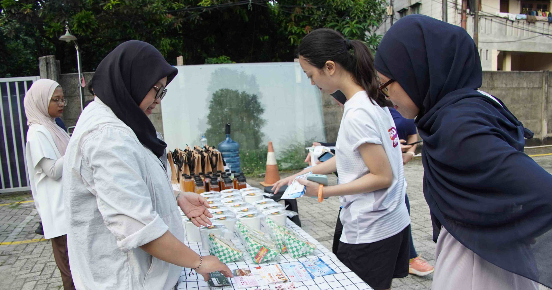 Runners dalam Sesi Networking & Refreshment Time (Dokumen Bisnis Muda)