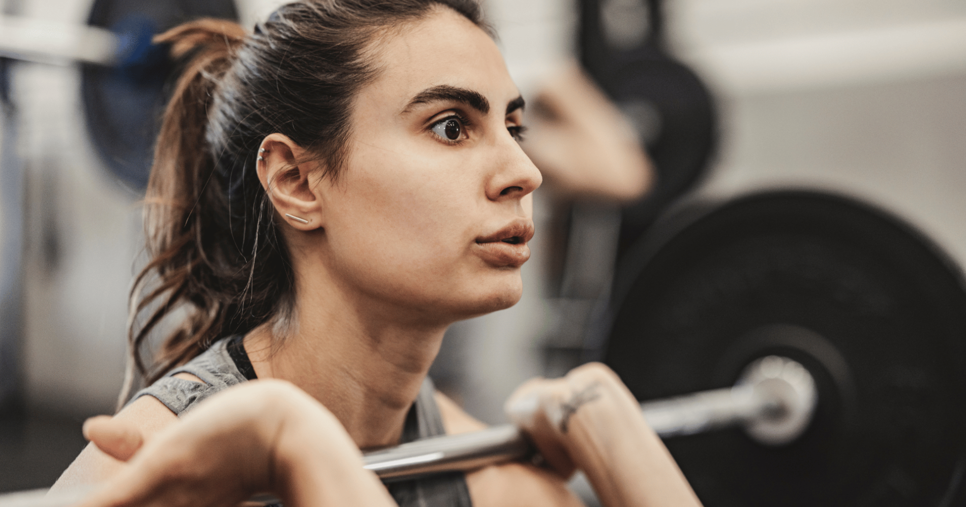 Angkay beban di gym (Sumber gambar: Pexels)