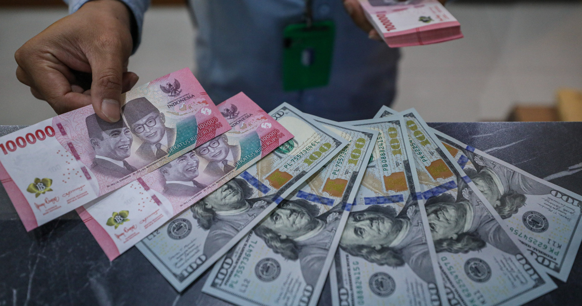 Melemahnya nilai tukar rupiah terhadap dolar AS turut menggerus pengeluaran rumah tangga. Sumber: Bisnis Indonesia