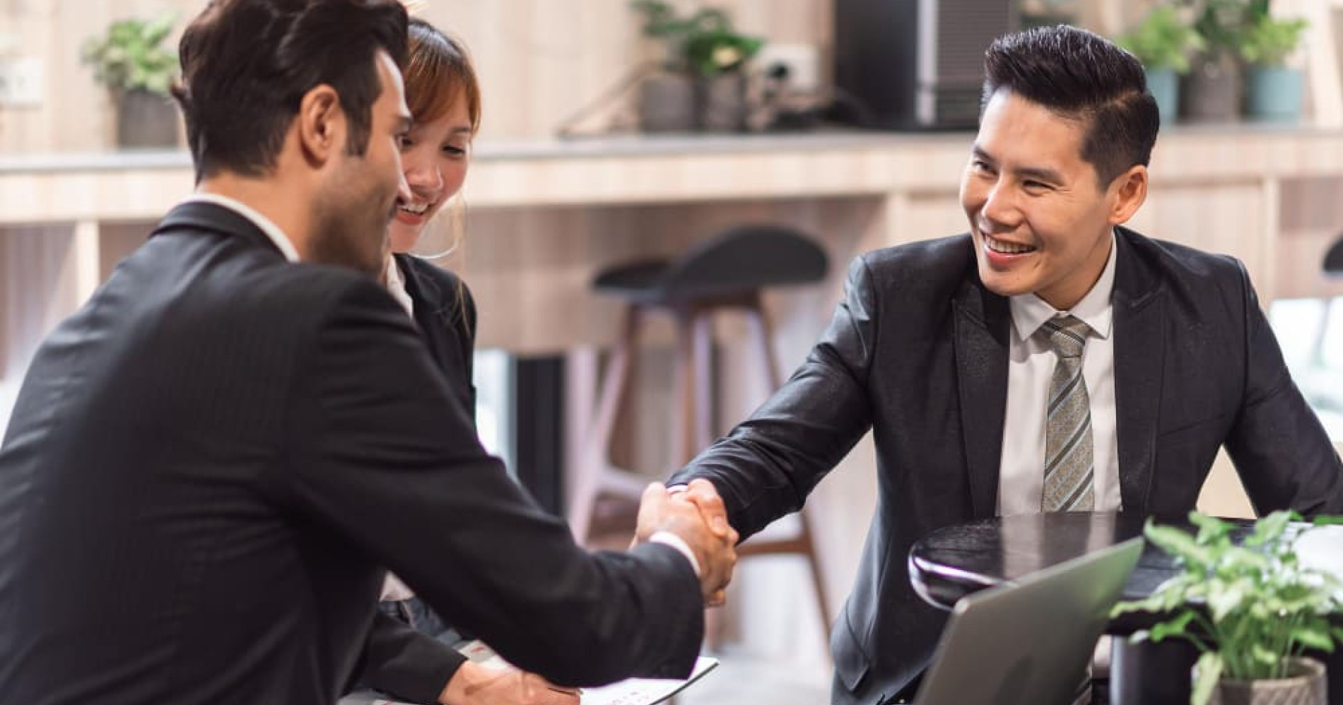 Ilustrasi bisnis kompetitor yang saling bekerja sama (Foto Freepik.com)