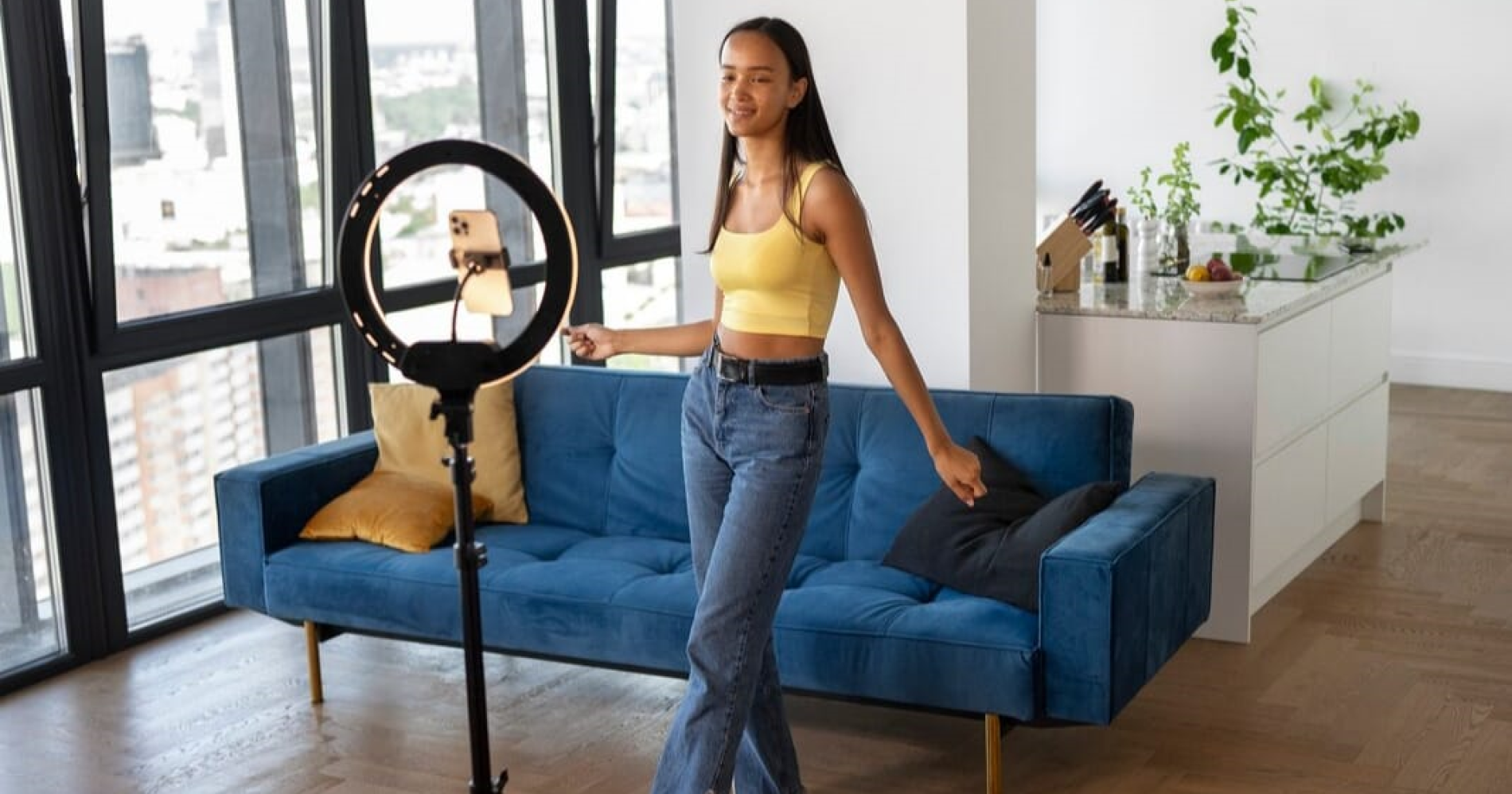 ilustrasi live streaming produk furniture (sumber:freepik)