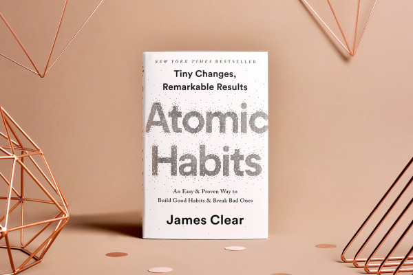 Review Buku Atomic Habits karya James Clear: Perubahan Kecil yang Memberikan Hasil Luar Biasa
